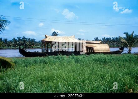 Il Kettuvallam è una barca della casa ampiamente usata in Kerala, che ha coperture del tetto di paglia sopra gli scafi di legno. Il Kettuvallam o 'barca con nodi' è Foto Stock