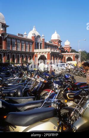 Egmore Stazione ferroviaria di Chennai; Madras, Tamil Nadu, India. Stile indosaracenico Foto Stock