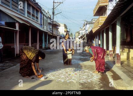 Donne Brahmin che disegnano un kolam a Sundarapandyapuram, Agraharam, Tamil Nadu, India Foto Stock