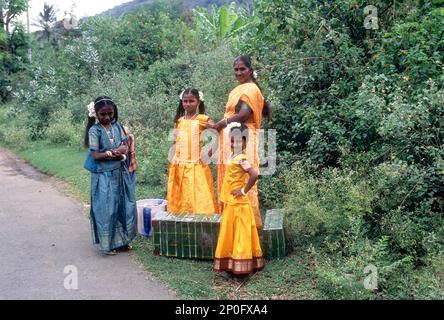 Abitanti del villaggio in attesa di autobus, Tamil Nadu, India Foto Stock