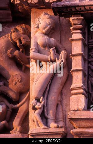 Statua di Apsaras dipingere il suo piede sul tempio di Parsvanatha, gruppo orientale a Khajuraho, Madhya Pradesh, India, Asia Foto Stock