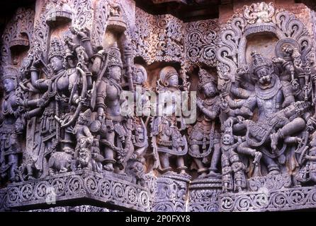 12th ° secolo squisitamente lavorato sculture in HoySaleswara tempio a Halebid o Halebidu, Karnataka, India, Asia Foto Stock