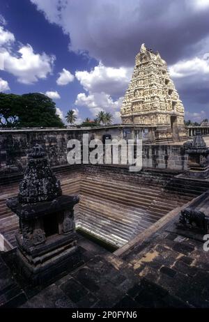 Il gopuram di entrata e stagno, serbatoio di Sri Chennakeshava tempio, 12th ° secolo Hoysala tempio a Belur, Karnataka, India, Asia Foto Stock