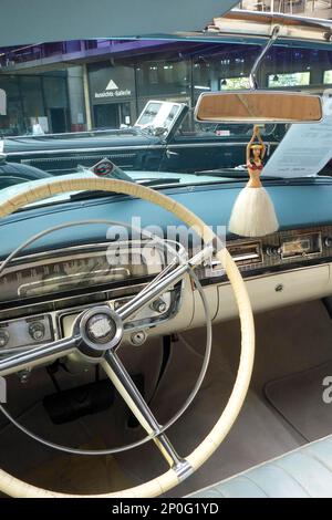 Cadillac auto classica, volante, specchietto retrovisore, rimorchio hula ragazza Foto Stock