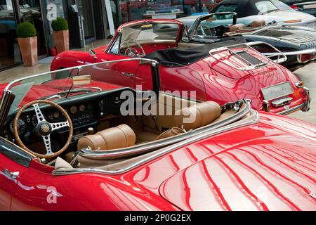 Jaguar E-Type e Porsche 356 Foto Stock