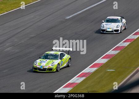 Porsche 911 GT3 Cup HRT R, Porsche Cayman GT4 Clubsport, Nuerburgring, 24h Nuerburgring, motorsport, curve, curbes, corse, top outfit, alta velocità Foto Stock