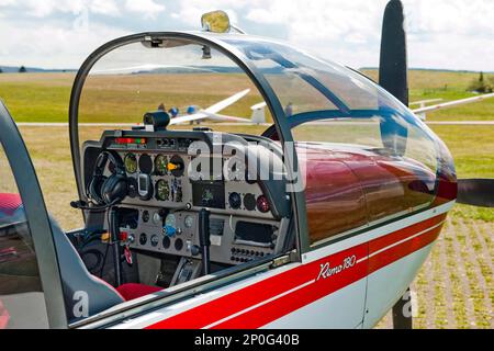 Strumenti da cockpit, Robin Aircraft, DR 400-180R Remo, configurazione alare a gomito, aereo per il traino di alianti. Aereo per il lavoro di tiro con la vela, Wasserkuppe Foto Stock