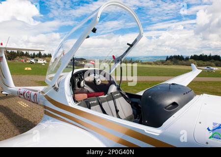 HK36 TC114 Diamond aereo Super Dimona, biposto, elica, motore Rotax, cabina aperta, Wasserkuppe airfield, Gersfeld, Fulda Rhoen, Hesse, Germania Foto Stock