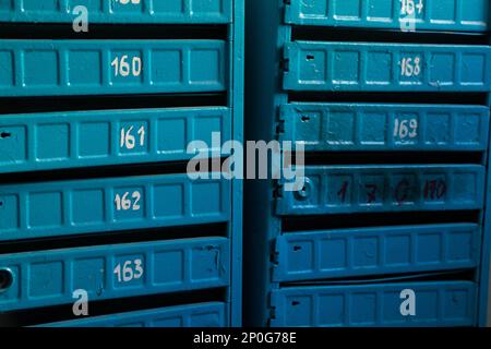 caselle postali blu in un edificio a più piani Foto Stock