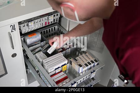 Stoccarda, Germania. 14th Feb, 2023. Un infermiere prende le compresse per i pazienti da un cassetto delle compresse all'ospedale di Stoccarda. Credit: Bernd Weißbrod/dpa/Alamy Live News Foto Stock