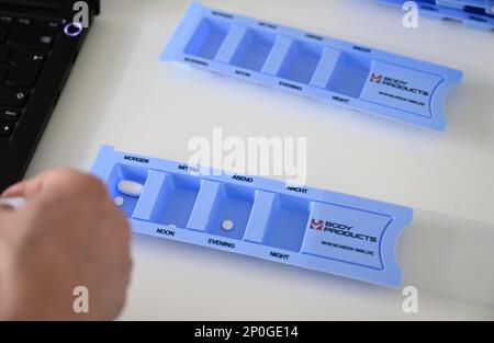 Stoccarda, Germania. 14th Feb, 2023. Un infermiere prepara i tablet per i pazienti all'ospedale di Stoccarda. Credit: Bernd Weißbrod/dpa/Alamy Live News Foto Stock