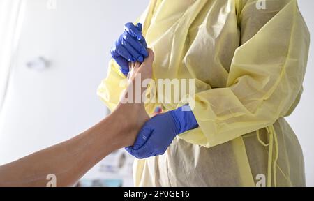 Stoccarda, Germania. 14th Feb, 2023. Un'infermiera si prende cura dei piedi di un paziente in una stanza dell'ospedale di Stuttgart Credit: Bernd Weißbrod/dpa/Alamy Live News Foto Stock