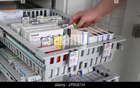 Stoccarda, Germania. 14th Feb, 2023. Un infermiere prende le compresse per i pazienti da un cassetto delle compresse all'ospedale di Stoccarda. Credit: Bernd Weißbrod/dpa/Alamy Live News Foto Stock