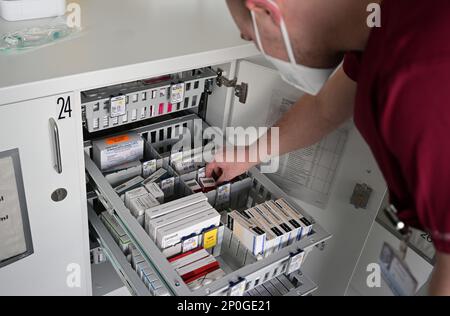 Stoccarda, Germania. 14th Feb, 2023. Un infermiere prende le compresse per i pazienti da un cassetto delle compresse all'ospedale di Stoccarda. Credit: Bernd Weißbrod/dpa/Alamy Live News Foto Stock