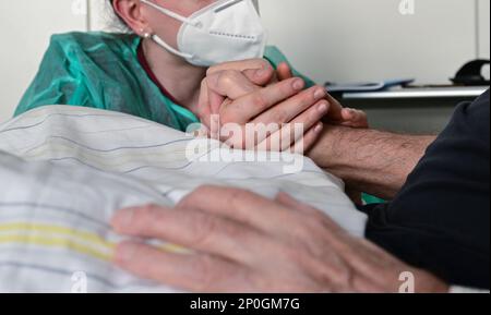 Stoccarda, Germania. 14th Feb, 2023. Un infermiere parla con un paziente in una stanza dell'ospedale di Stoccarda. Credit: Bernd Weißbrod/dpa/Alamy Live News Foto Stock