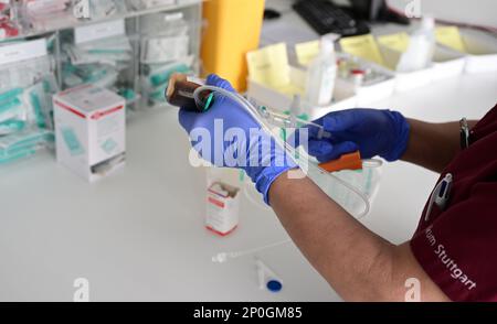 Stoccarda, Germania. 14th Feb, 2023. Un infermiere prepara un'infusione all'ospedale di Stoccarda. Credit: Bernd Weißbrod/dpa/Alamy Live News Foto Stock