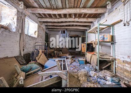 Vista di un seminterrato, pieno di spazzatura in una casa inutilizzata. In un antico, storico, classico, tradizionale, tipico, Iconica casa ebraica a Bukhara, Uzbekistan, C. Foto Stock