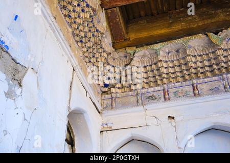 Particolare di stalattite, muqarnas intonaco lavoro, crack e bisogno di riparazione. In un antico, storico, classico, tradizionale, tipico, Iconica casa ebraica a Bukh Foto Stock