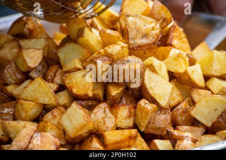 deliziose patate fritte alla griglia. cibo di strada. potat. Foto Stock