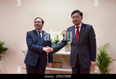 Nuova Delhi, India. 2nd Mar, 2023. Il ministro degli Esteri cinese Qin Gang incontra il ministro degli Esteri spagnolo Jose Manuel Albares (L) a margine del Gruppo dei 20 (G20) riunione dei ministri degli Esteri a Nuova Delhi, India, 2 marzo 2023. Credit: Javed Dar/Xinhua/Alamy Live News Foto Stock