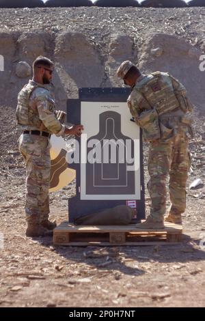 STATI UNITI I soldati dell'esercito assegnati a Charlie Company, 1st battaglione, 69th reggimento di fanteria, e schierati a Combined Joint Task Force – Corno d'Africa, conducono una piccola gamma di armi nelle vicinanze di Camp Lemonnier, Gibuti, 10 gennaio. Attualmente più di 1.200 soldati della Guardia Nazionale dell'Esercito di New York sono dislocati all'estero a Gibuti, Kenya e Somalia. Foto Stock