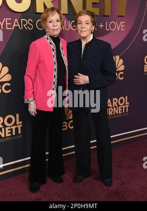 Hollywood, US, 2 marzo 2023, Carol Burnett e Julie Andrews in arrivo sul tappeto rosso per Carol Burnett: 90 anni di risate + amore tenuto ad Avalon Hollywood il 2 marzo 2023 a Hollywood, CA.The NBC Special sarà in onda il 26 aprile 2023. © Lisa OConnor/AFF-USA.com Foto Stock