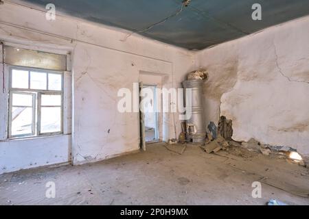 Vista di una struttura abbandonata, ora in rovina, in attesa di restauro. Una semplice camera laterale imbiancata. In un vecchio, storico, classico, tradizionale Foto Stock