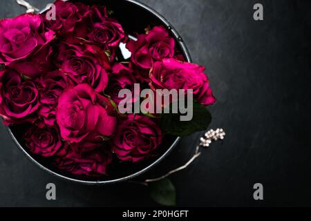 amore romanticismo rose rosse bouquet fiori sentimenti Foto Stock