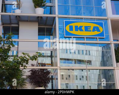 Vienna, Austria - 10 agosto 2022: Negozio ikea vicino alla stazione ferroviaria westbahnhof. IKEA è il più grande rivenditore al mondo di mobili. Foto Stock