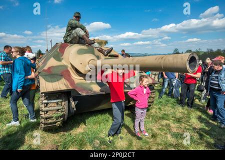 Spettatori a Jagdpanzer 38 Hetzer, cacciatorpediniere tedesco, dopo la rievocazione della battaglia del WW2, Jelenia Gora, bassa Slesia, Polonia Foto Stock