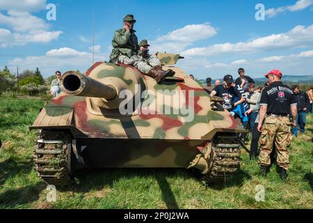 Spettatori a Jagdpanzer 38 Hetzer, cacciatorpediniere tedesco, dopo la rievocazione della battaglia del WW2, Jelenia Gora, bassa Slesia, Polonia Foto Stock