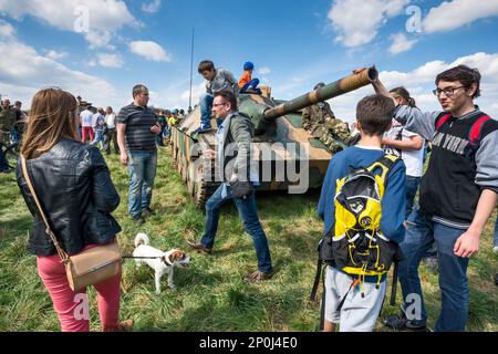 Spettatori a Jagdpanzer 38 Hetzer, cacciatorpediniere tedesco, dopo la rievocazione della battaglia del WW2, Jelenia Gora, bassa Slesia, Polonia Foto Stock