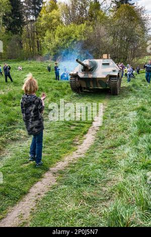 Giovane ragazzo che guida Jagdpanzer 38 Hetzer, cacciatorpediniere tedesco di carri armati leggeri, lasciando il campo di battaglia, dopo la rievocazione della battaglia del WW2, Jelenia Gora, bassa Slesia, Polonia Foto Stock