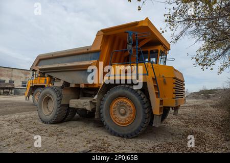 Dumper per attività minerarie di grandi dimensioni. Industria dei trasporti. Estrazione di pietra in una buca aperta. Foto Stock