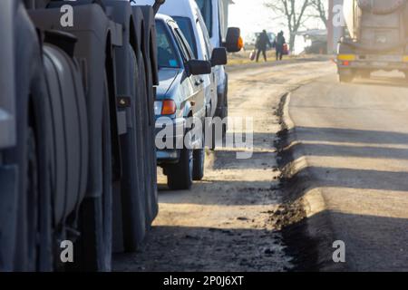 Ingorgo stradale su auto trafficate in fila . Foto Stock