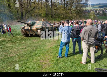 Jagdpanzer 38 Hetzer, cacciatorpediniere tedesco di carri armati leggeri, uscendo dal campo di battaglia, spettatori, dopo la rievocazione della battaglia del WW2, Jelenia Gora, bassa Slesia, Polonia Foto Stock