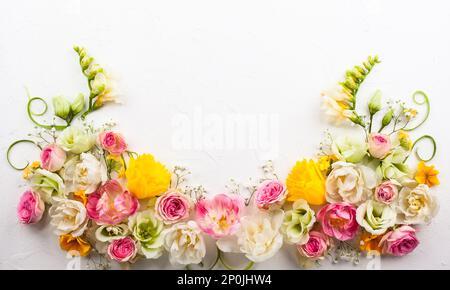 Composizione floreale festiva su sfondo bianco con spazio copia. Vista dall'alto. Foto Stock