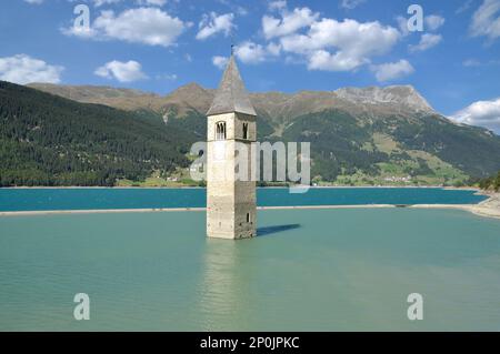 Famosa chiesa affondata nel lago di Resia o Reschensee, Val Venosta, Alto Adige, Italia Foto Stock