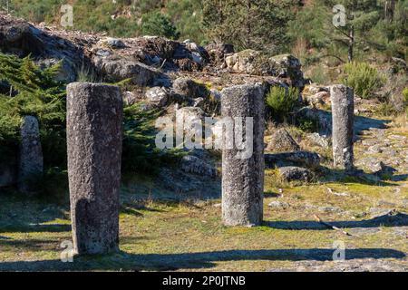 Pietre miliari di granito romano in via XVIII, strada romana tra Braga e Astorga. Baixa Limia-Serra do Xures Parco Naturale Galizia, Spagna Foto Stock