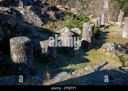 Pietre miliari di granito romano in via XVIII, strada romana tra Braga e Astorga. Parco naturale Baixa Limia-Serra do Xures, Ourense. Galizia, Spagna Foto Stock