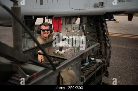 STATI UNITI Alex Mix, uno specialista di sistemi di armamento di aeromobili assegnato alla 122nd Fighter Wing, Indiana Air National Guard carica un Cannone A-10C Thunderbolt II GAU-8 Avenger da 30 mm durante Guardian Blitz alla base dell'aeronautica militare MacDill, Florida, 24 gennaio 2023. Durante l'esercizio, 122nd FW Airmen hanno eseguito manovre di turn di combattimento integrato sull'aeromobile A-10C Thunderbolt II presso la Moody Air Force base dopo il decollo dell'aeromobile dalla MacDill Air Force base. Le manovre ICT prevedono il rifornimento e il riarmo dell'aeromobile mentre il pilota attende nel cockpit con i motori in funzione prima del decollo Foto Stock