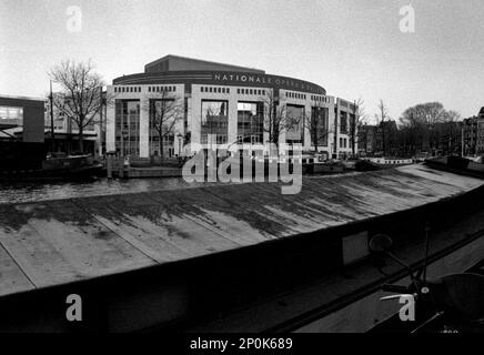 Amsterdam, Paesi Bassi. Vista su Stopera e sul National Belelt & Opera Building. Foto Stock