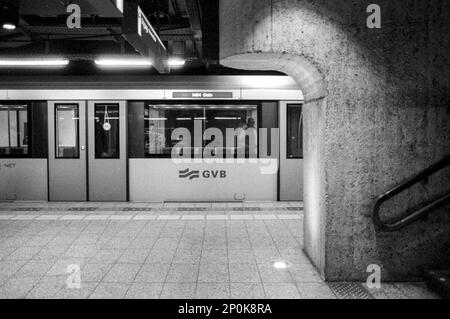 Amsterdam, Paesi Bassi. Treno e stazione della metropolitana mentre si cambiano passeggeri e pendolari. Foto Stock