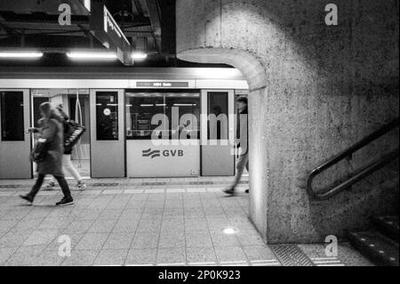 Amsterdam, Paesi Bassi. Treno e stazione della metropolitana mentre si cambiano passeggeri e pendolari. Foto Stock