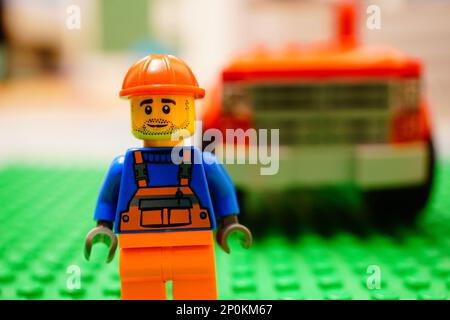 Un lavoratore della costruzione Lego che indossa un casco arancione Foto Stock