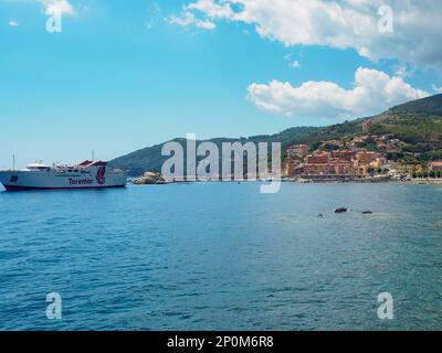 Traghetto vicino al porto di Rio Marina all'Isola d'Elba Foto Stock