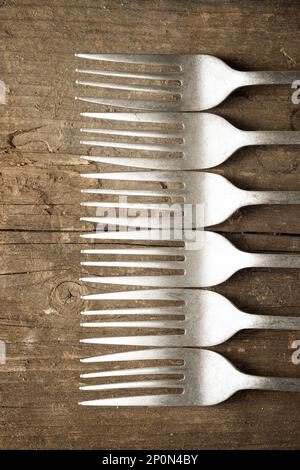 Primo piano delle forcelle metalliche su un tavolo da pranzo Foto Stock