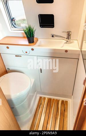 Camper furgone bagno interno con wc Foto Stock