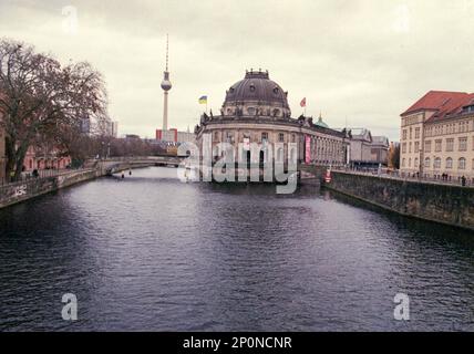 Berlino, Germania. Facciata del Museo Bode sul Museo Insel e il Fernsehturm ad Alexanderplatz, entrambi situati all'interno della ex Berlino Est. Foto Stock