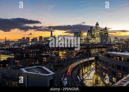 Vista sullo skyline di Londra, City Scape, tramonto serale Foto Stock